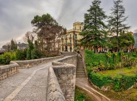 玛塔纳艾尔斯花园酒店，位于贝萨卢的带热水浴缸的酒店