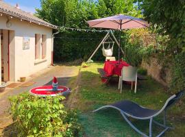 Maison atypique près de La Caillère-Saint-Hilaire avec jardin 500 m²，位于Mérigny的酒店