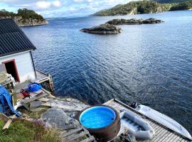 Bergen/Sotra: Sea cabin. Spa. Fishing. Boat，位于Haganes的度假屋