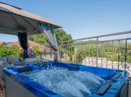 Awesome Home In Ploce With Jacuzzi，位于普洛切的乡村别墅