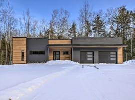 Michigan Ski Base: Modern Home w/ Games, Fire Pit，位于Interlochen的酒店