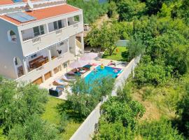 Beautiful Home In Kastel Sucurac With Private Swimming Pool, Can Be Inside Or Outside，位于卡什泰拉的别墅