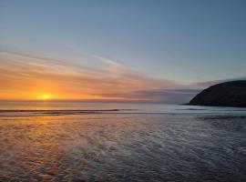 Impeccable Beachfront 2-Bed Cottage in St Bees，位于圣比斯的酒店