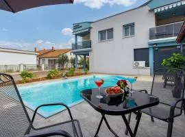 Stunning Apartment In Vrh With Outdoor Swimming Pool