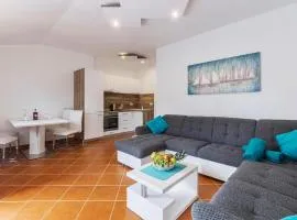 Amazing Apartment In Pavicini With Wifi