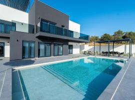 Nice Home In Lun With Outdoor Swimming Pool，位于伦的酒店
