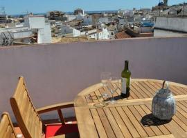 Quirky townhouse with a seaview roof terrace，位于奥利瓦的酒店