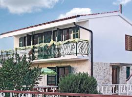 Awesome Home In Sibenik With Wifi，位于亚德里亚的酒店