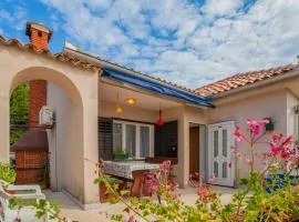 Gorgeous Apartment In Cres With Kitchen