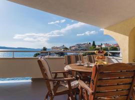 Nice Home In Sibenik With Kitchen，位于希贝尼克的度假屋