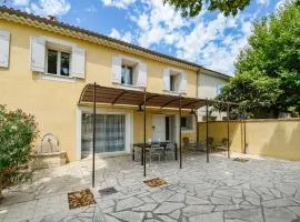 Awesome Home In Chateuneuf De Gadagne