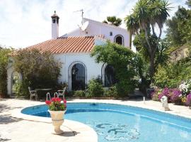 Awesome Home In Algarrobo With Wifi, Outdoor Swimming Pool And Swimming Pool，位于阿尔加罗沃的别墅