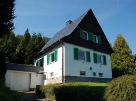 Holiday home with terrace in Sauerland，位于布里隆的度假屋