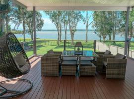 Getaway Lakefront Environmental House on Lake Macquarie with Water View，位于Lake Munmorah维伊角码头附近的酒店