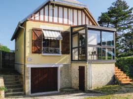 Nice Home In Hauteville-sur-mer With 3 Bedrooms And Wifi，位于Hauteville-sur-Mer的度假短租房