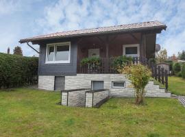 Holiday home with garden，位于Altenfeld的酒店