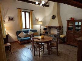 Les Copains a Bord - gites，位于Saint-Julien-dʼArpaon的酒店