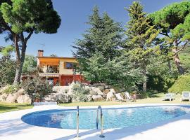Lovely Apartment In Santa Cristina Daro With Outdoor Swimming Pool，位于圣塔克里斯蒂纳阿鲁的酒店