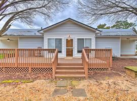 Less Than 1 Mi to Downtown Lillington Home with Deck，位于Lillington的酒店