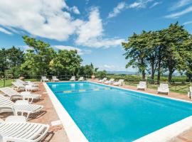 Awesome Apartment In Castiglione D,lago Pg With Outdoor Swimming Pool，位于Strada的度假短租房