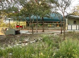 ZuriCamp - Tent Madini，位于楚梅布的酒店