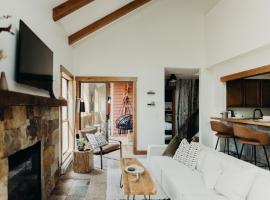 Prime Location | Luxurious condo | .4mi to Main St，位于布雷肯里奇的酒店