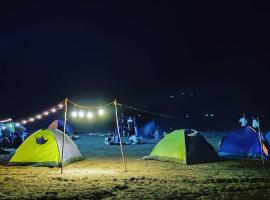 Hotel Galaxy Kalsubai Trekking & Camping，位于Shendi的酒店