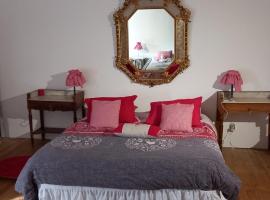 Gîte Rouge Calme et Nature，位于Allas-Bocage的酒店