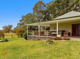 Katandra Homestead: old world charm on Wallis Lake，位于Whoota的酒店