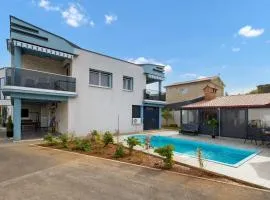 Beautiful Apartment In Vrh With Outdoor Swimming Pool