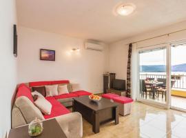 Lovely Apartment In Komarna With House Sea View，位于克勒克的豪华酒店