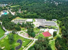 Holiday Inn Resort Warsaw Józefów by IHG，位于约瑟夫乌的酒店