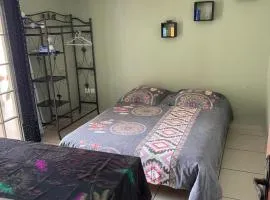 Chambre chez Karine avec accès à la piscine