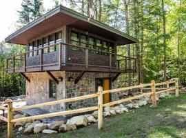Trekker, Treehouses cabins and lodge rooms，位于乔治湖的酒店