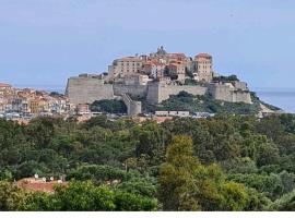 130m2 qui surplombe la baie de Calvi vue citadelle，位于卡尔维的度假屋