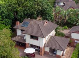 Marula Mews T17 Villa - Selborne Golf Estate，位于Kelso的酒店