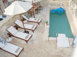 Margarita Mansion, with private heated pool!，位于Kalandares的带泳池的酒店