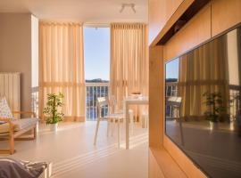 Elegant Studio Apartment with Panoramic View，位于新戈里察的度假短租房