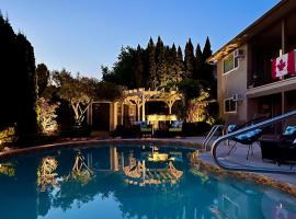A Vista Villa Couples Retreat，位于基洛纳的带按摩浴缸的酒店