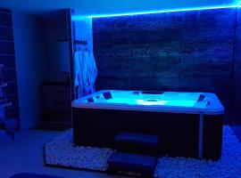 Cosy Love & Spa Love room avec spa, hammam et sauna privatif，位于Cemboing的酒店