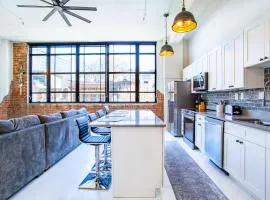 Spacious Sterchi Loft Getaway- Downtown Getaway