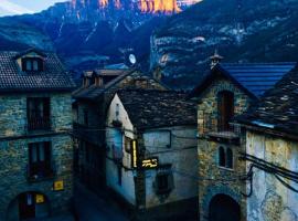 Apartamentos Valle de Ordesa-Torla，位于托尔拉的带热水浴缸的酒店