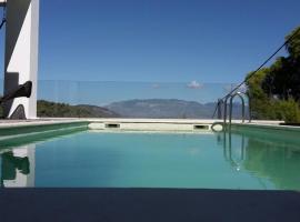 Luxurius villa with sea view，位于科林斯的酒店