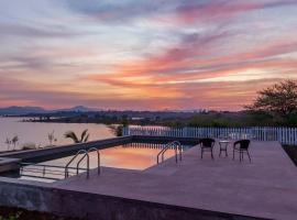 StayVista's Volendam Acres - Lake-View Villa with Pool, Amphitheatre & Turf，位于Wādhiware的酒店