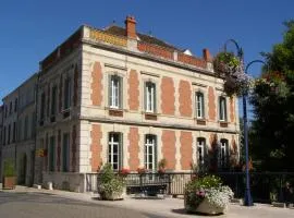 Beautiful large stylish villa centrally located in Pons