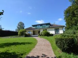 Scenic Villa near Lake View