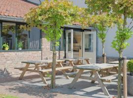 Vintage Farmhouse in Bemelen with Forest Near，位于贝梅伦的酒店