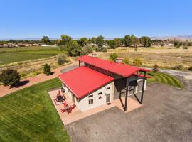 Carriage House - Serenity Now At This Sweet, Cozy Getaway，位于弗鲁塔的酒店