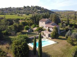 Restful Villa in Largenti re with Swimming Pool，位于Montréal的酒店