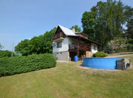 House with the pool and fenced garden，位于Hnanice的低价酒店